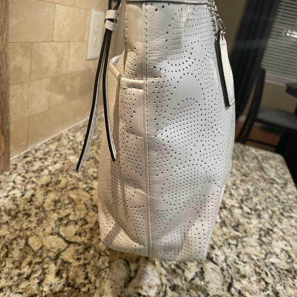 COACH Perforated Ivory Leather Shoulder Tote Bag F21941 EUC! $249 - Picture 3 of 10